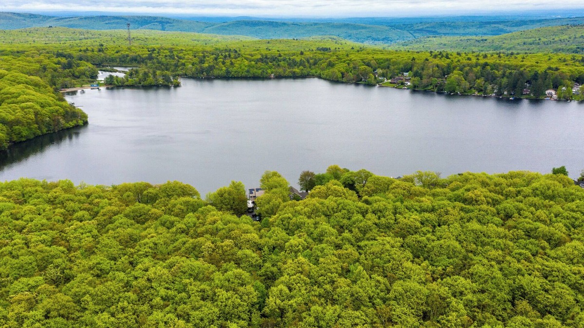 Smyrna Cottage | Charming 4-bedroom cottage in enchanting Sand Lake with WiFi, AC