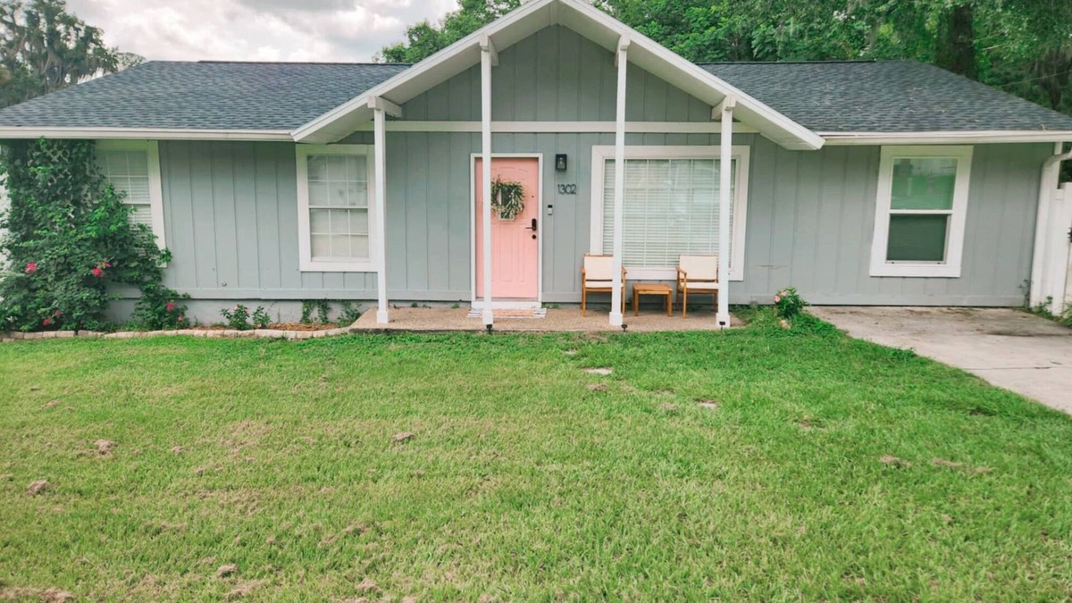 Ocala House | Charming 4-bedroom Cottage- BEST LOCATION & BACKYARD