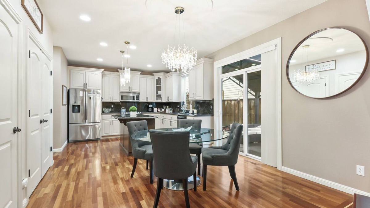 North Image House | Charming 4-bedroom family friendly house with WiFi and AC in fabulous Vancouver
