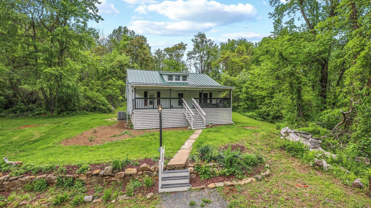 Nellysford Other | Charming 4-bedroom farmhouse in brilliant Roseland/The Hen House