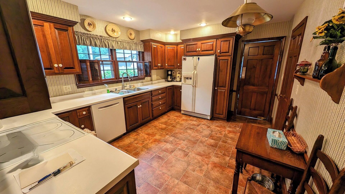 La Crosse House | Charming 4-bedroom house located right next to UW-La Crosse and Hixon Forest
