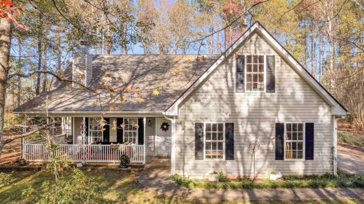 McDonough House | Charming 4-bedroom house with fire pit, rocking chair front porch and WiFI.