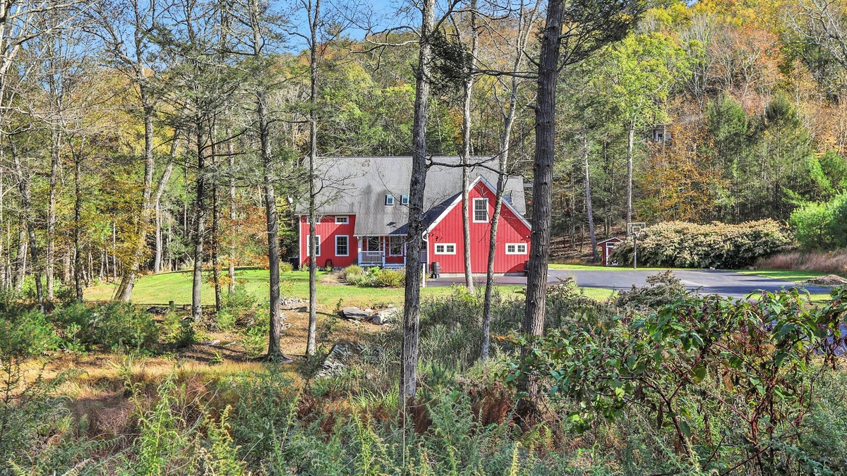 Mount Marion House | Charming 4-bedroom house on 2 acres in marvelous Woodstock with WiFi, AC