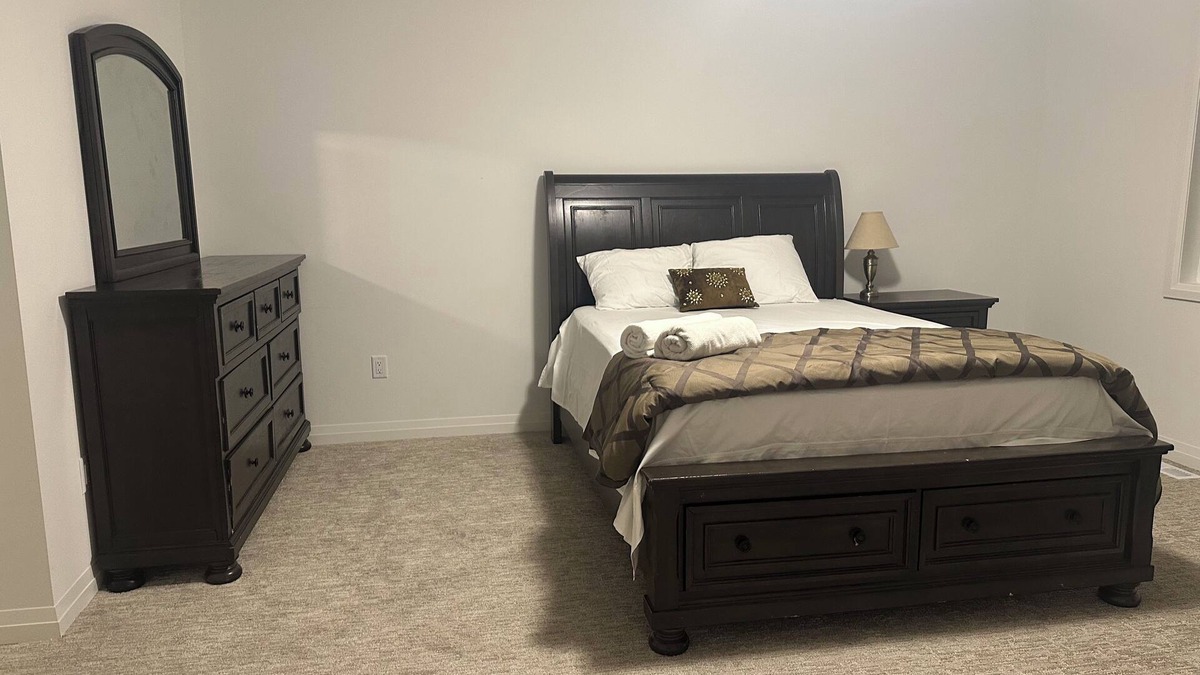 Thorold House | Charming 4-bedroom house with WiFi, AC in amazing Thorold
