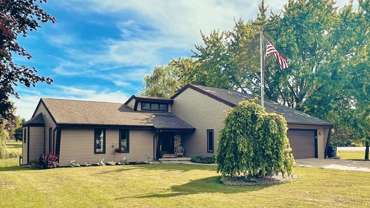 Brillion House | Charming 4-bedroom house located on Deer Run Golf Course. Perfect location!