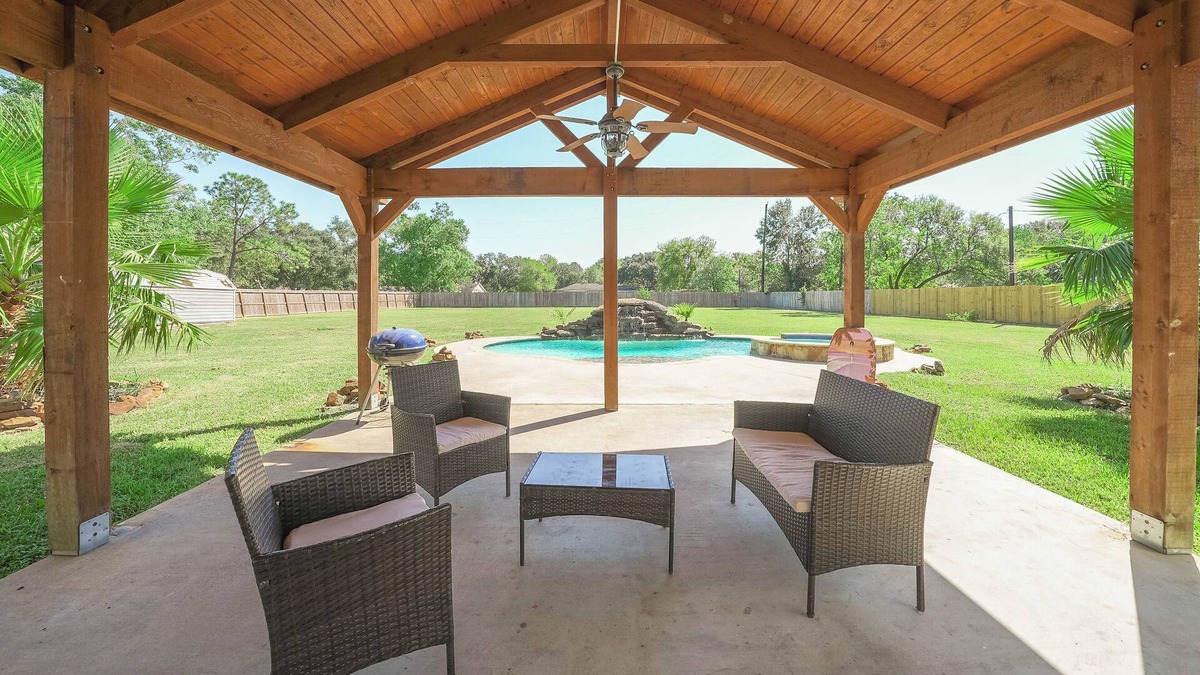 Pearland House | Charming 4-bedroom house with Heated Pool, AC and WiFi in fabulous Pearland