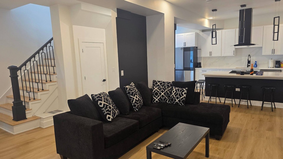 Chatham House | Charming 4-bedroom house with WiFi, AC in superb Chicago Chatham