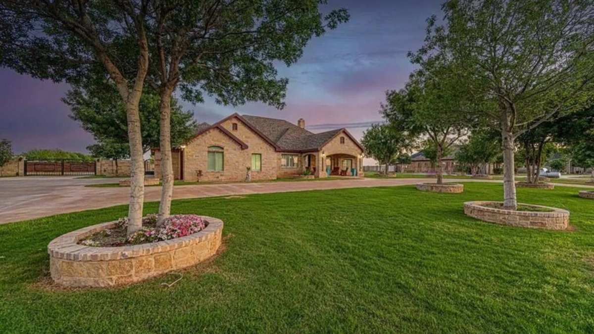 Midland House | Charming 4-bedroom house + pool + with AC and WiFi in lovely Midland, TX.