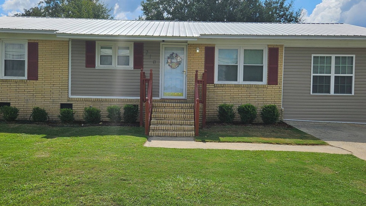 Vidalia House | Charming 4-bedroom house with WiFi and AC in peaceful Vidalia, GA.