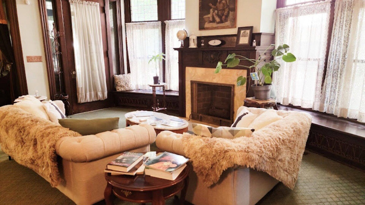 Downtown Toledo Bed & Breakfast | Charming 4-Bedroom Inn with Modern Comforts in Toledo