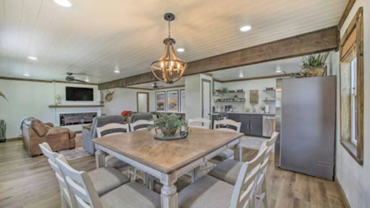 Eufaula Cottage | Charming 4-bedroom Lakeview Ranch Retreat at Eufaula Cove with AC