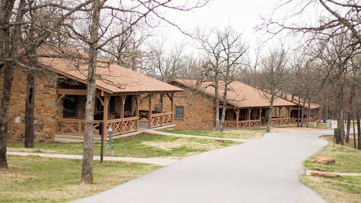 Tulsa Cabin | Charming 4-bedroom lodge with AC and WiFi near the Tulsa Botanical Gardens.