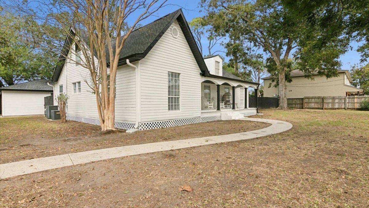 Nederland House | Charming 4-Bedroom Retreat with Pool & Modern Amenities