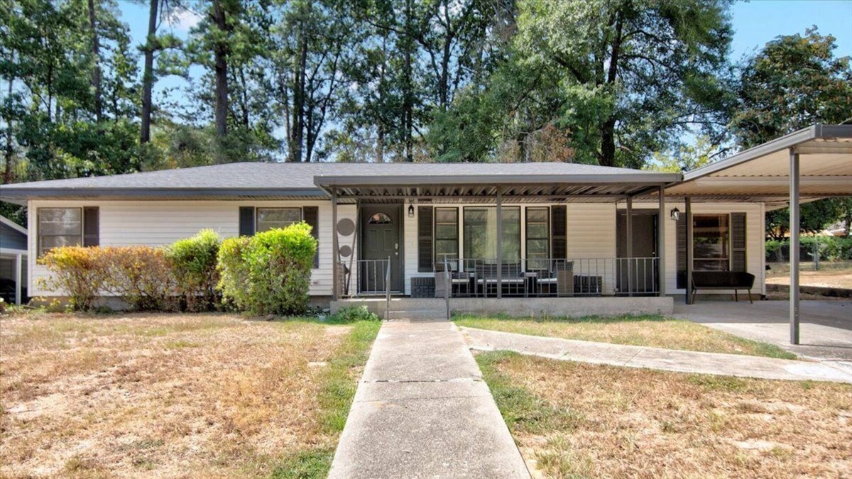 Jasper House | Charming 4 Bedroom Retreat in the Heart of Jasper, TX – Your Ideal Getaway!
