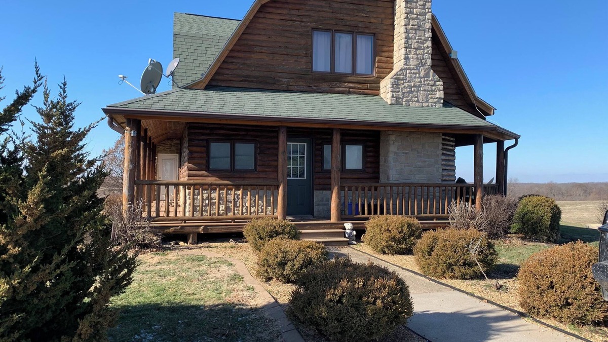 Michael Cabin | Charming 4-bedroom Sleeps 10 lodge with AC and WiFi in welcoming Nebo