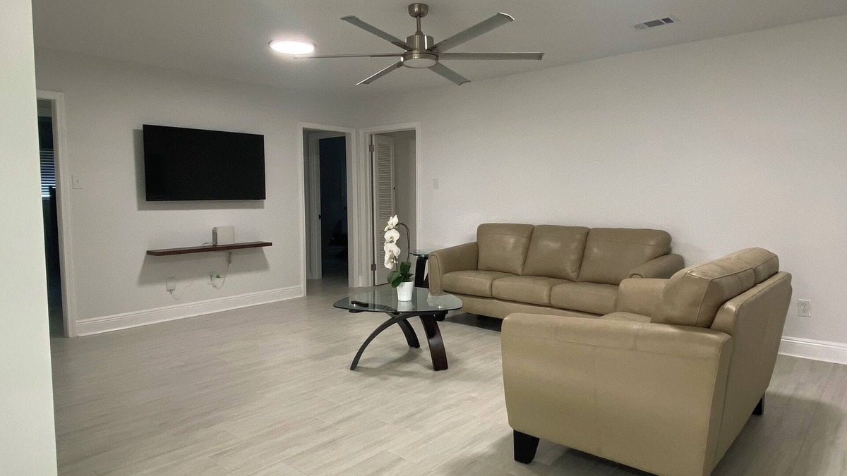 Kenner - Louis Armstrong International Airport House | Charming 4 bedroom super clean and safe in Metairie newly remodeled WiFi & AC