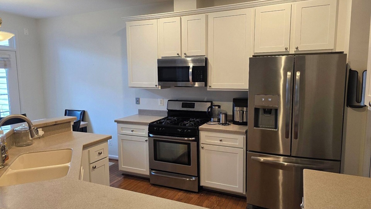 Dulles Town Center House | Charming 4-bedroom townhome 8 min to Airport 20 min to DC Pet friendly sleeps 14