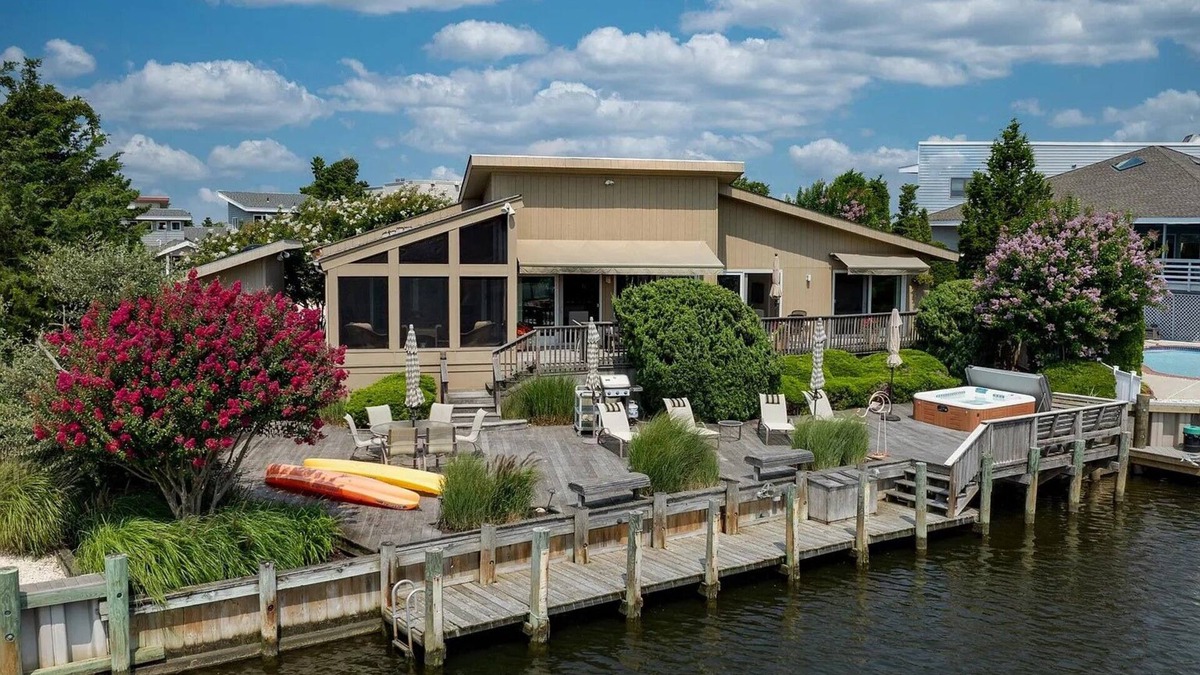 Loveladies House | Charming 4-bedroom waterfront house Quiet Beach Haven Loveladies