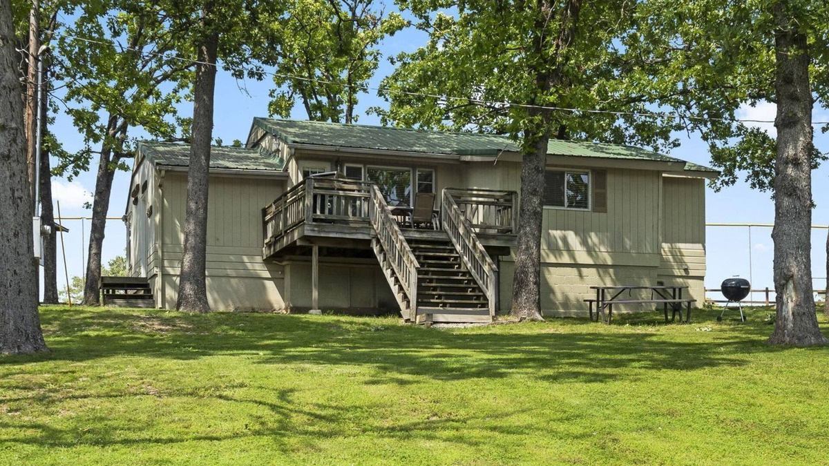Branson West Resort | Charming 4-bedroom Lake House in a Resort Setting on Table Rock Lake MO