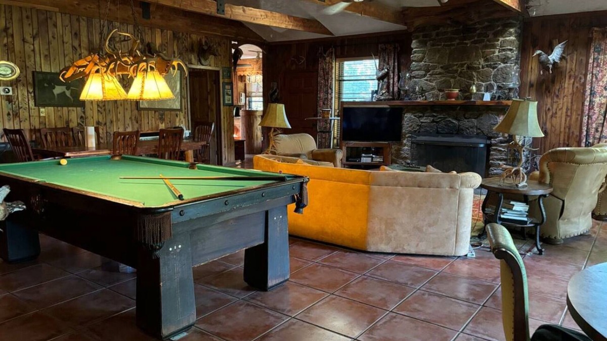 Scobey Cabin | Charming 4-bedroom cabin in Coffeeville with lake and nature trails