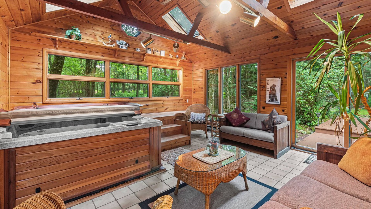 Lake Harmony Cottage | Charming 4-bedroom cottage with Pickle Ball Court, AC and WiFi in Lake Harmony