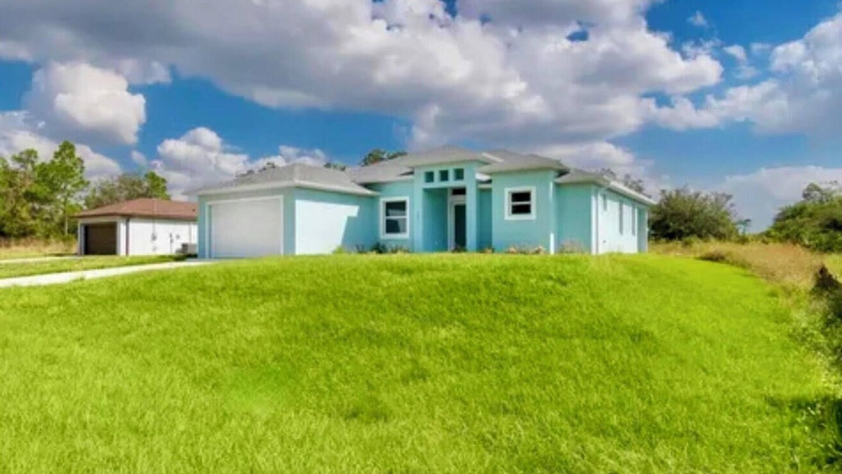 Eisenhower House | Charming 4-bedroom house with WiFi, AC in lovely Lehigh Acres