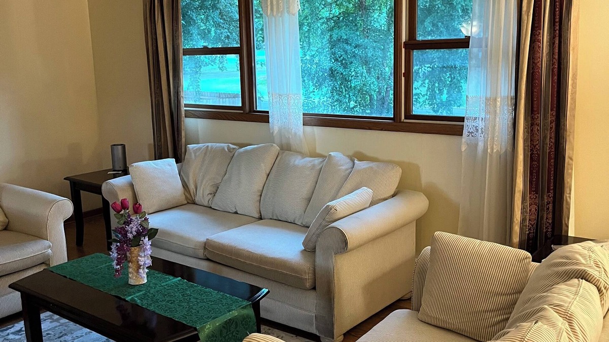 Golden Valley House | Charming 4-bedroom house with WiFi and AC in gorgeous Minneapolis