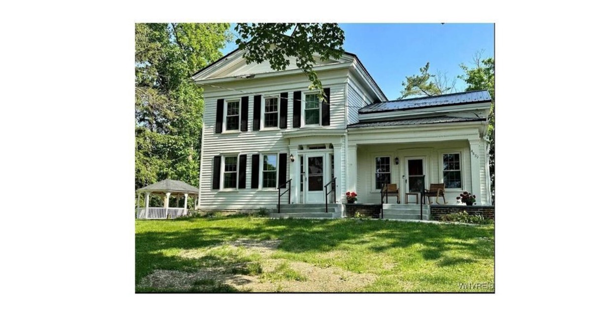 Orchard Park House | Charming 4-bedroom house with AC in Orchard Park - hometown of the Buffalo Bills