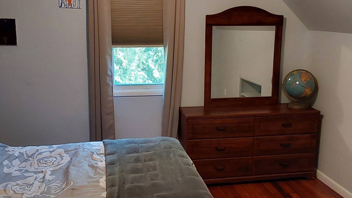 Pearl River House | Charming 4-bedroom house with AC and WiFi 30 minute drive to New York City
