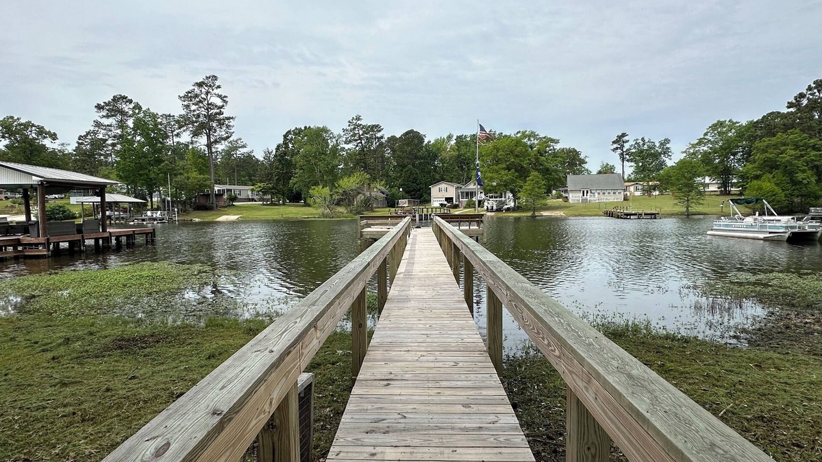 Manning House | Charming 4-bedroom WATERFRONT house with AC and WiFi on Lake Marion