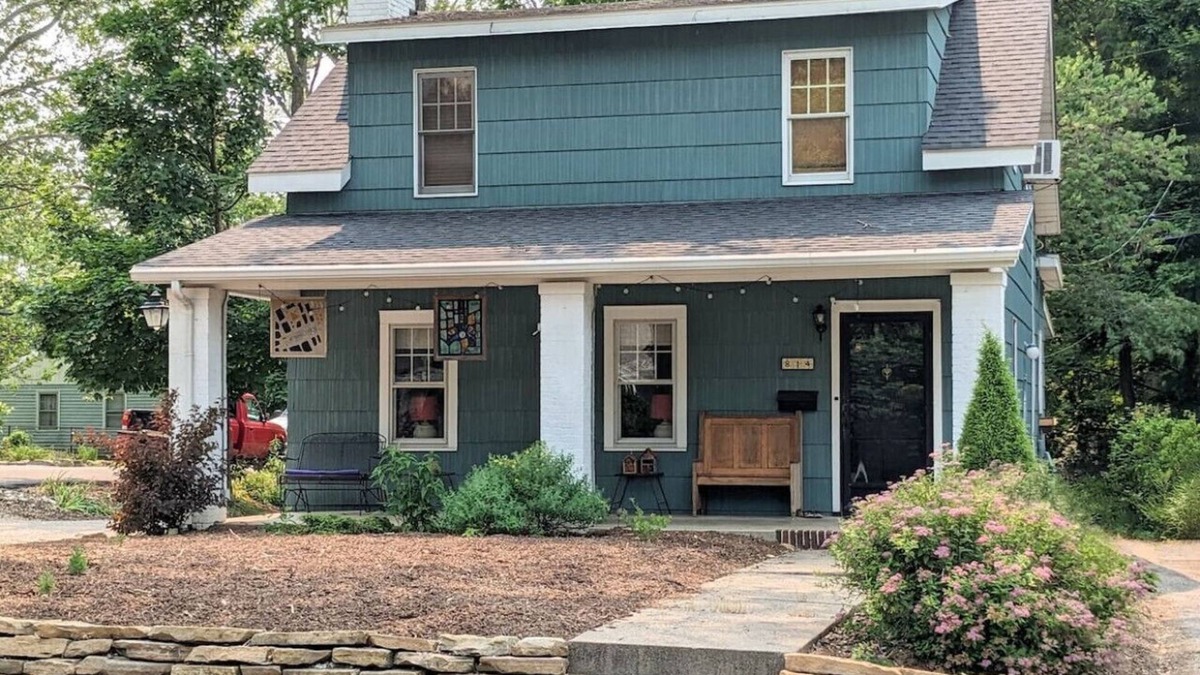 Bloomington House | Charming 4 BR W/Hot Tub +3 Kings Walk to Downtown