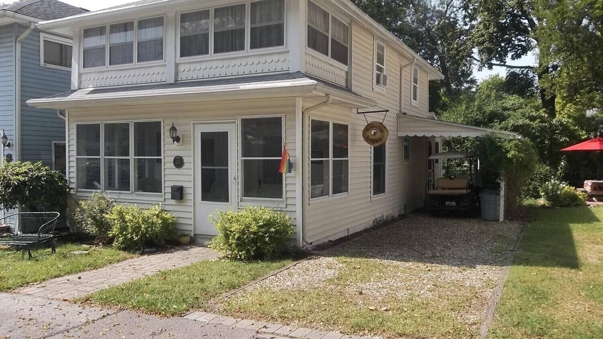 Lakeside Cottage | Charming 4 Bedroom Cottage in Lakeside w/4 person golf cart and linens