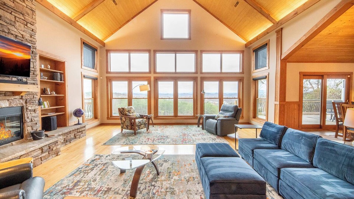 Kodak House | *Charming 4BD+LOFT Lodge! Theater + GAMES!*