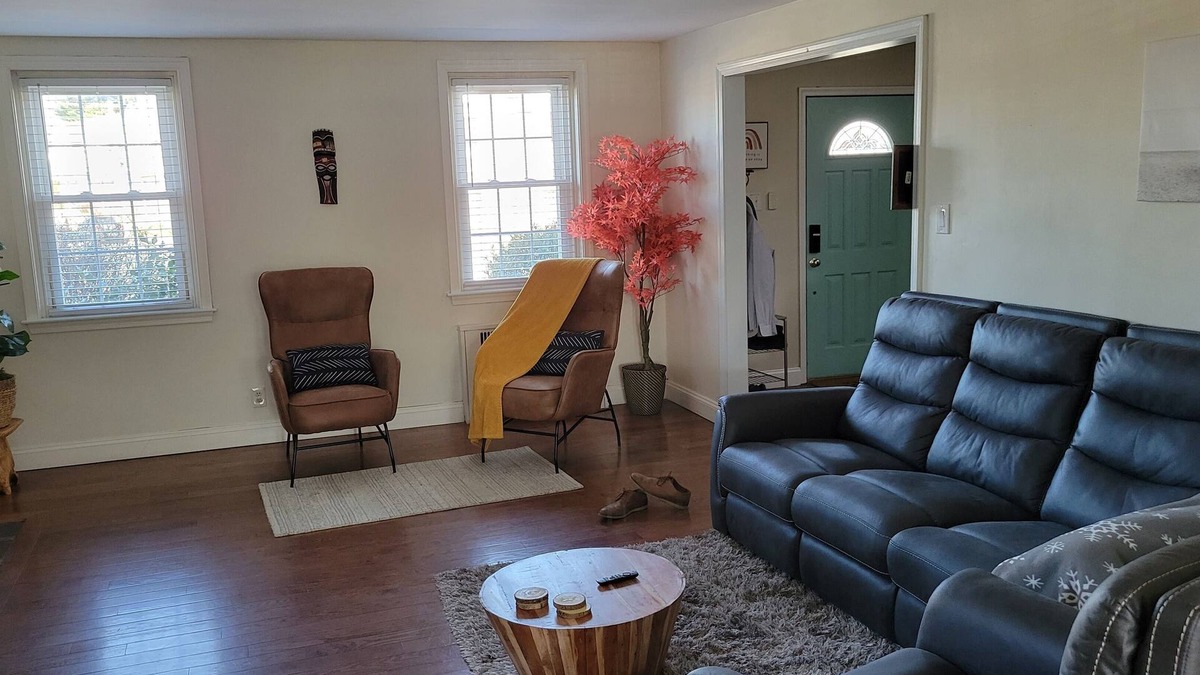 Drexel Hill House | Charming 4bdrooms I 2.5 bath I Free Parking I 1 block from Wedding Venue