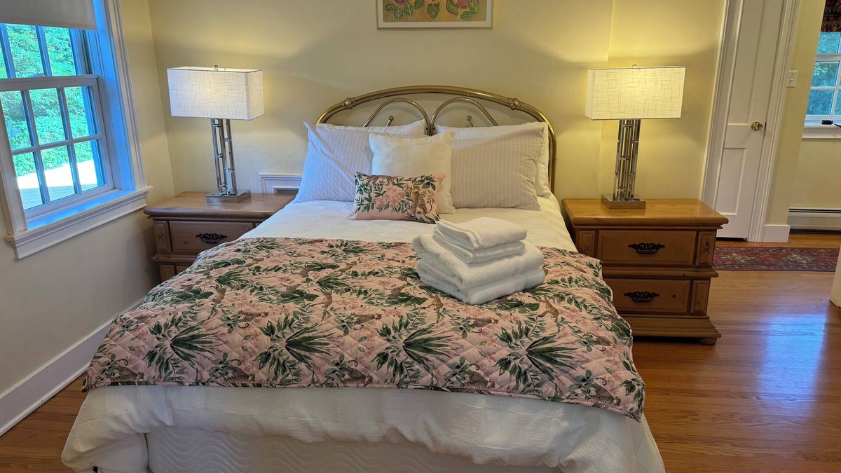 Amherst Center House | Charming 4Bds+1crib house with patio Amherst Center