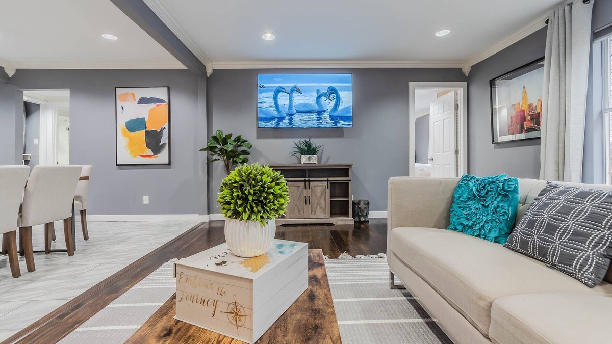 Dallas House | Charming 4BR/2B Home - 5 min from airport, world-class dining & Entertainment V