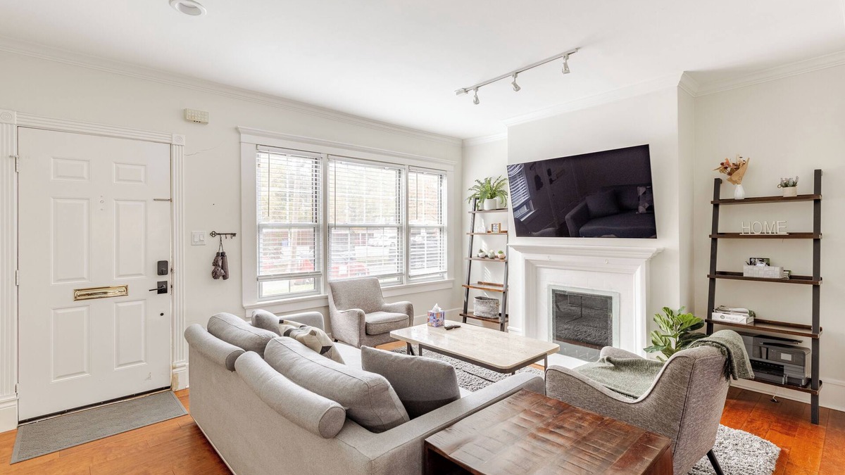 Oak Lawn House | Charming 4BR Duplex in Oak Lawn Private Backyard