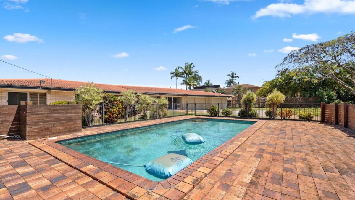 Robertson House | Charming 4BR House w/Pool& Parking near Sunnybank