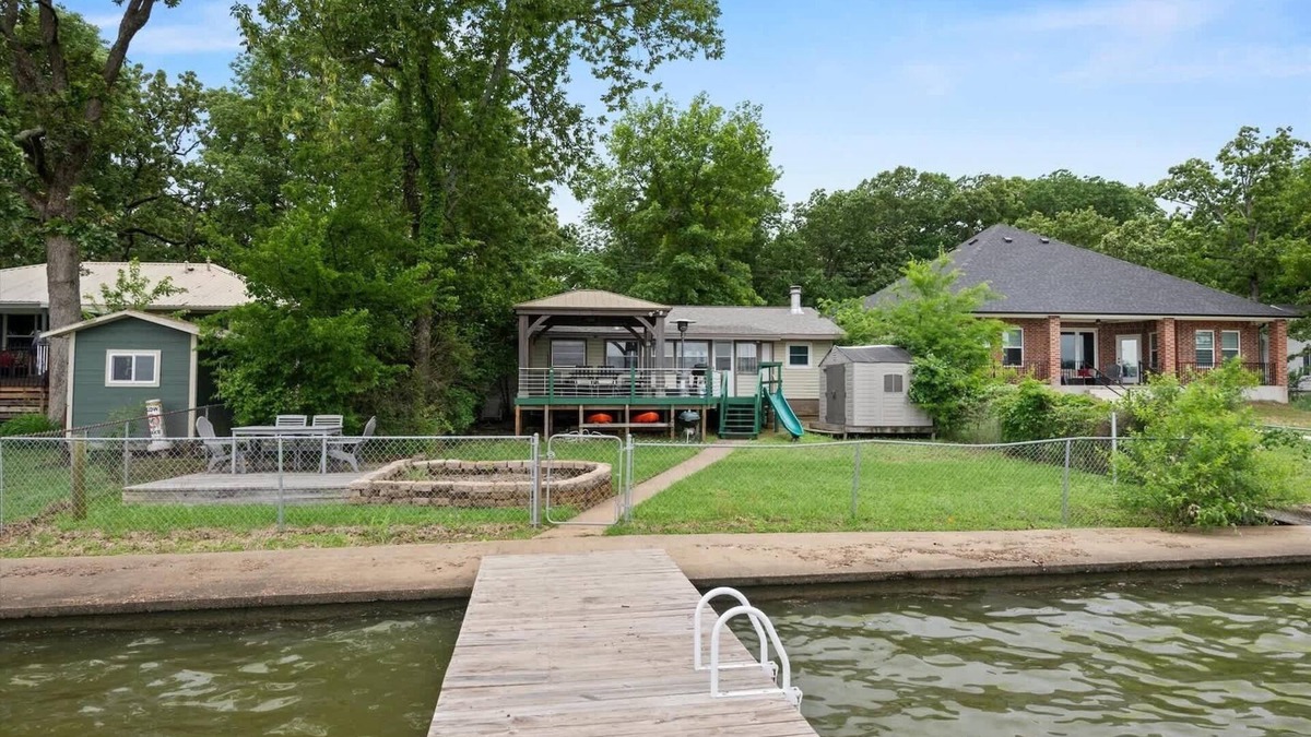 Tool House | Charming 4BR Lakefront Getaway