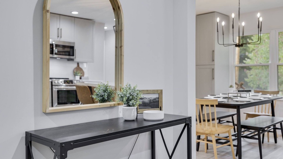 St. Charles House | Charming 4BR near Convention Ctr., Main St, & LU -just 11 minutes to STL Airport