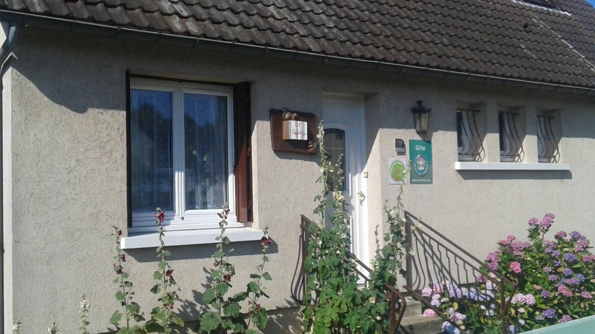 Fontenay-sur-Eure Cottage | Charming 5-Bed House with Garden near Chartres - Ideal for Families and Pet-Friendly