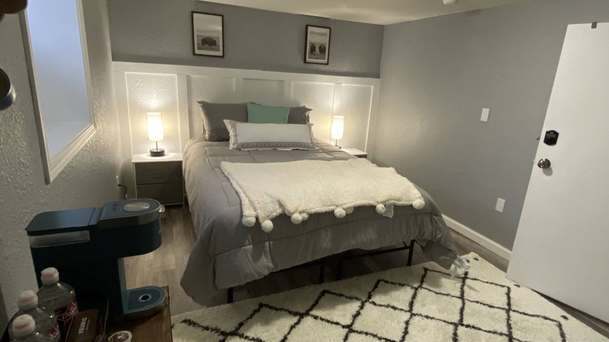 Manhattan House | Charming 5-Bed 2-Bath Home Near Aggieville and K-State! Laundry, Parking On Site