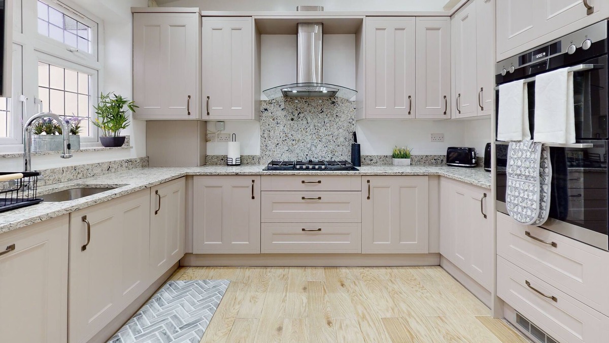 Chadwell House | Charming 5-bed House in Romford