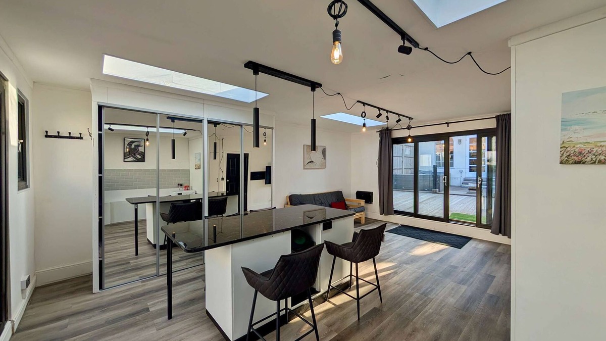 Hendon House | Charming 5-Bedroom House in London