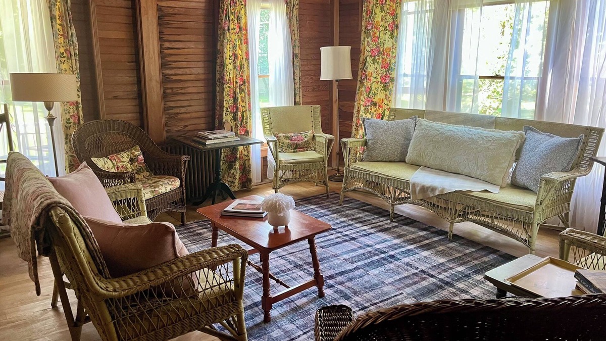 Roaring Brook Cottage | Charming 5-bedroom Roaring Brook cottage in Harbor Springs with beach access.
