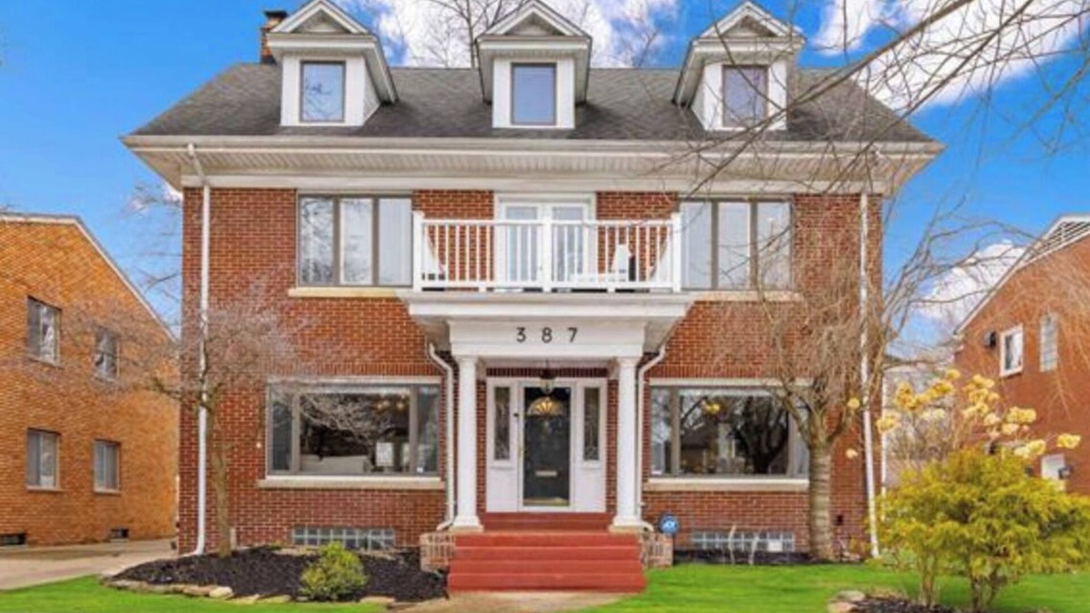 Grosse Pointe House | Charming 5-bedroom 3.5 bath house in desirable Grosse Pointe, MI