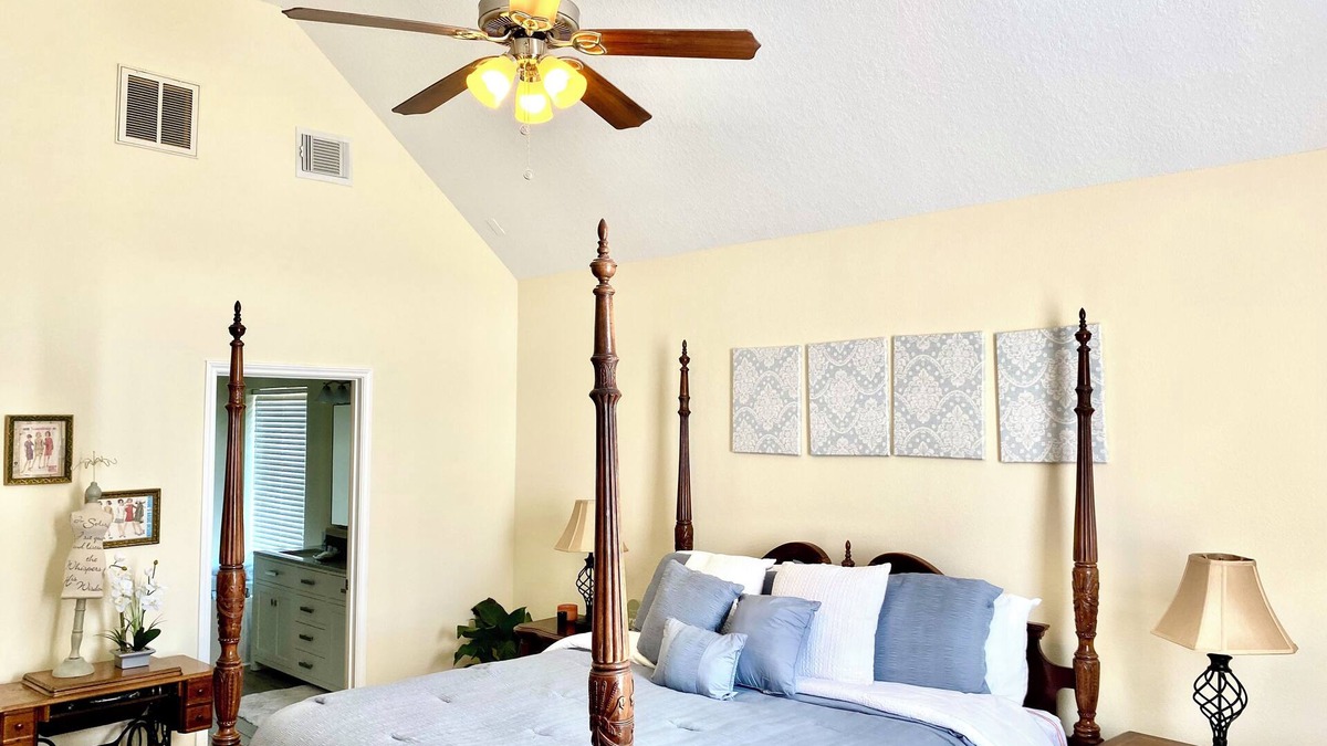 Atascocita Bed & Breakfast | Charming 5-bedroom B&B with WiFi and AC in Humble