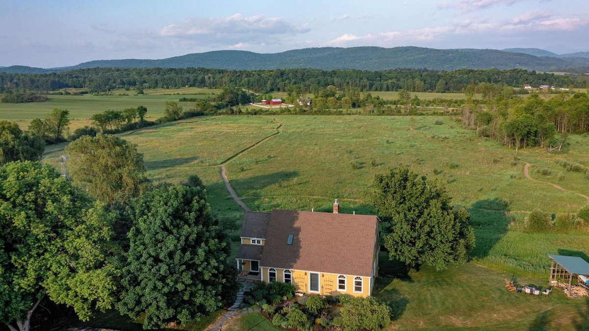 Hinesburg Cottage | Charming 5-bedroom cottage near Lake Champlain and Downtown Burlington