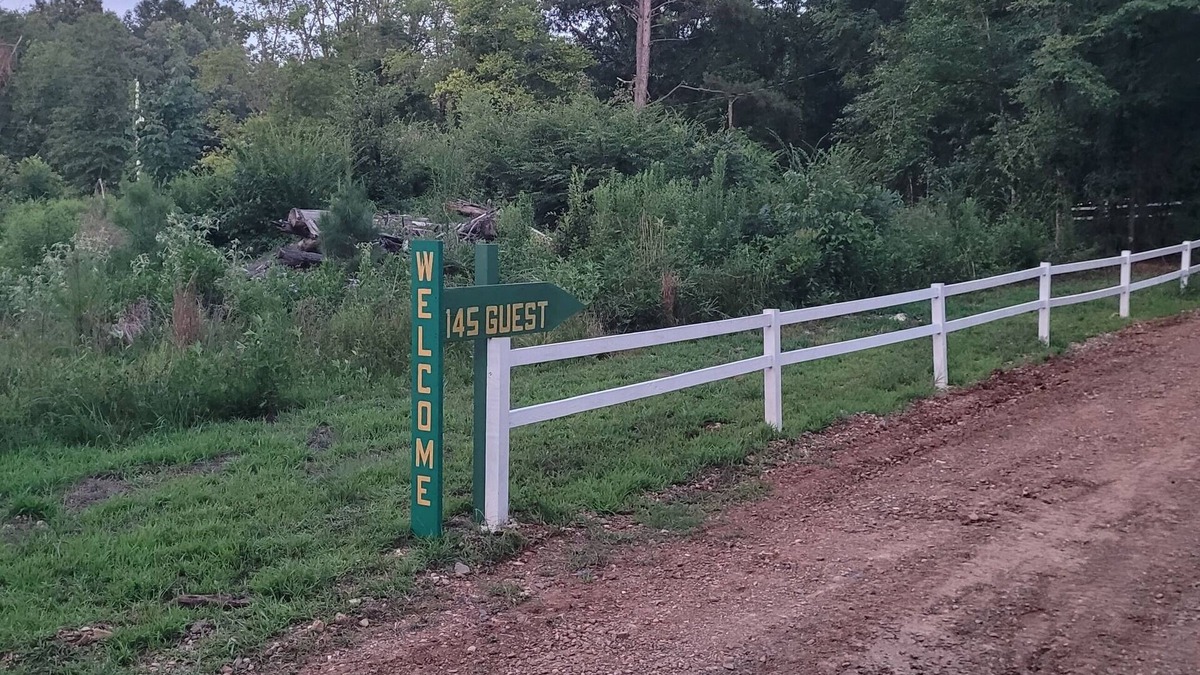 Columbus House | Charming 5-bedroom hotel with AC, WiFi in serene Fulton, Arkansas.