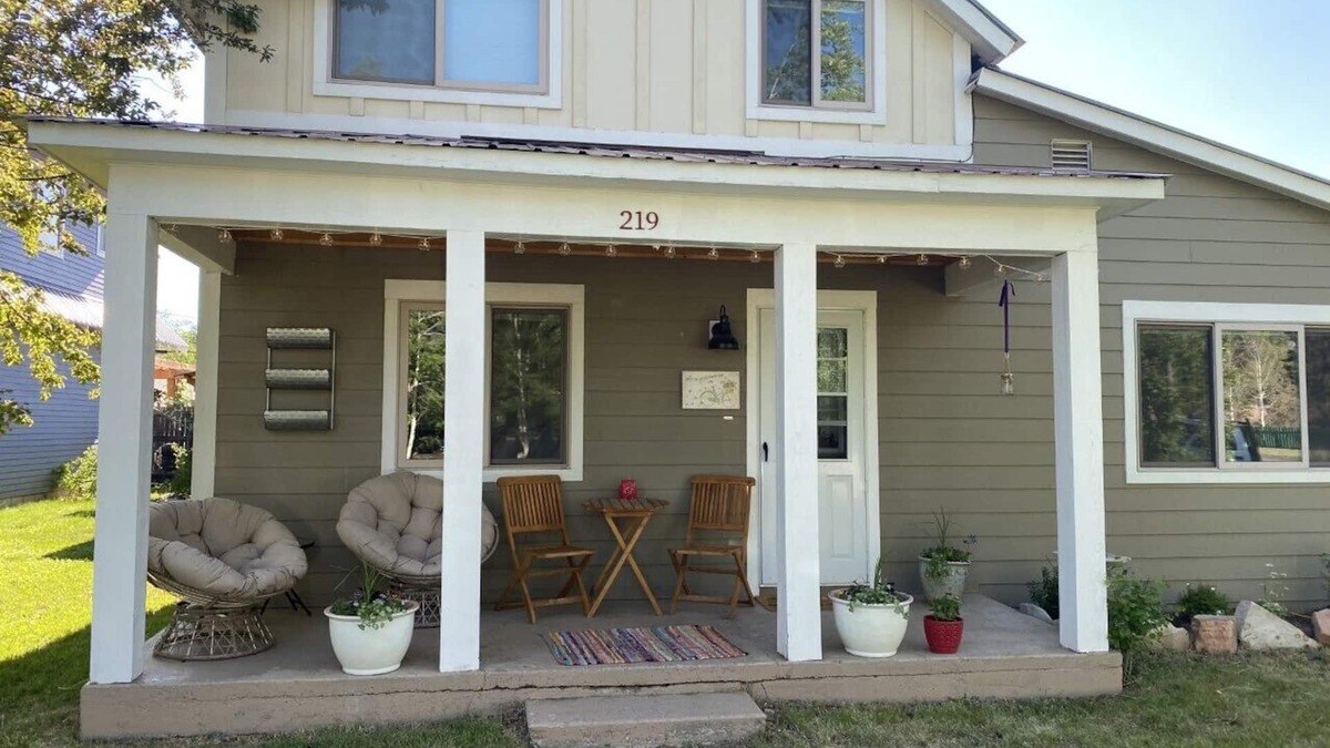 Gunnison House | Charming 5 Bedroom in town with 6 bikes!